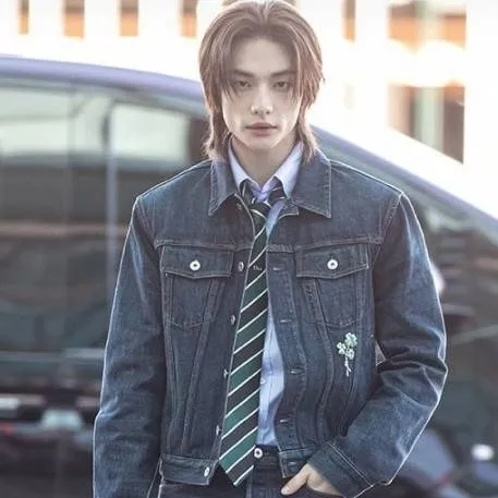 chat with ai character: Hyunjin 