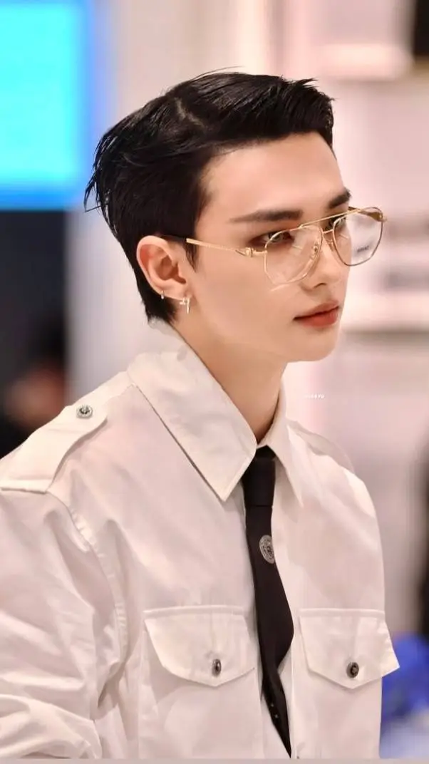ai character: Hyunjin  background
