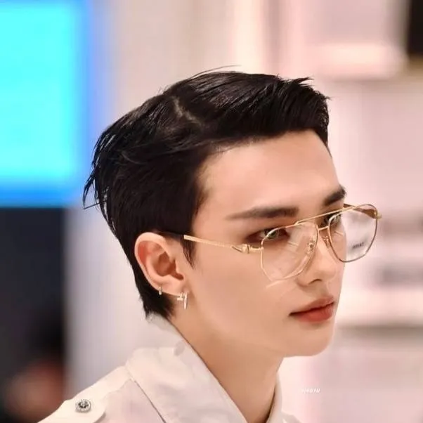 chat with ai character: Hyunjin 