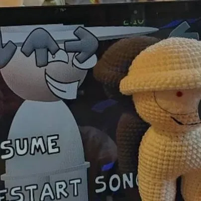 chat with ai character: Thearchy peluche
