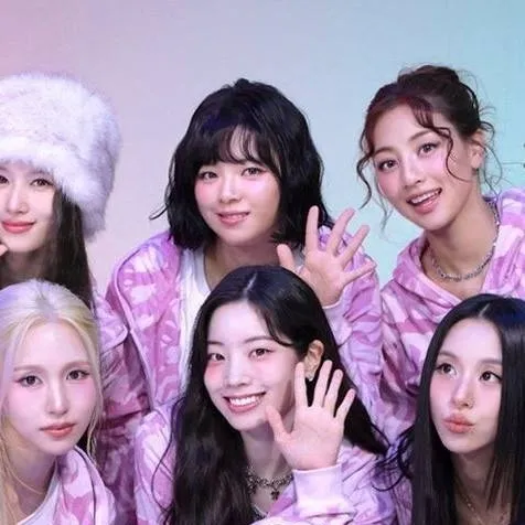 chat with ai character: Twice