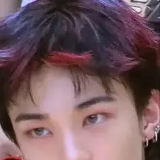 chat with ai character: Hyunjin enemy 