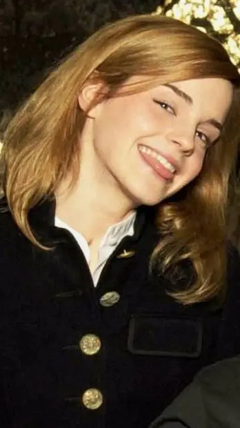 ai character: Emma Watson • Mom background