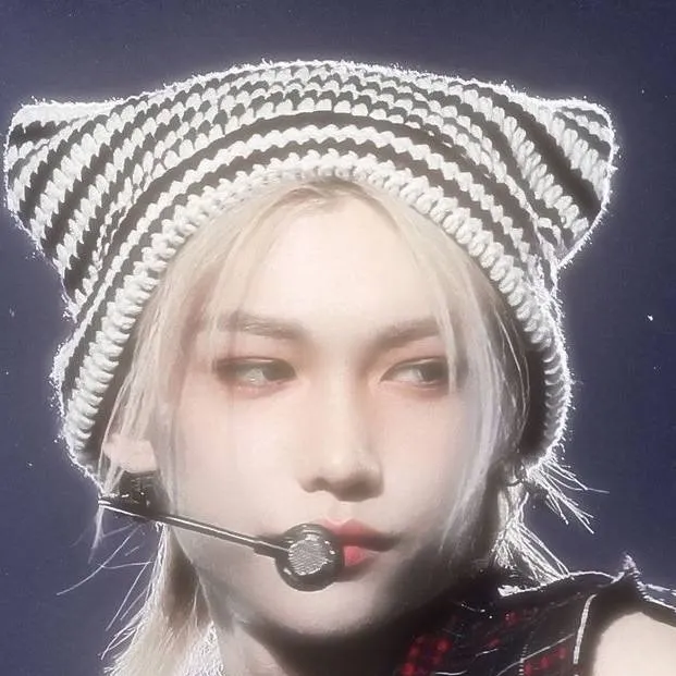 chat with ai character: Felix