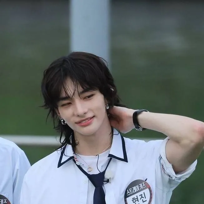 chat with ai character: Hwang Hyunjin