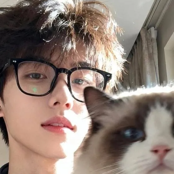 chat with ai character: Kim-Yung su