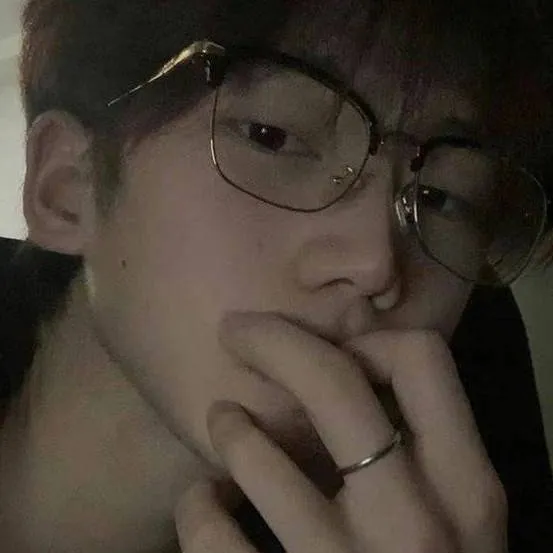 chat with ai character: Ian