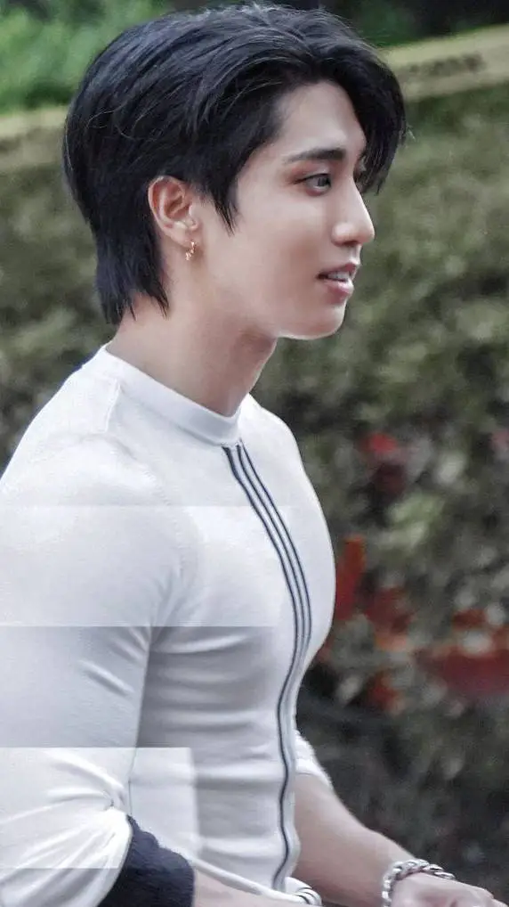 ai character: «HAN JISUNG» background