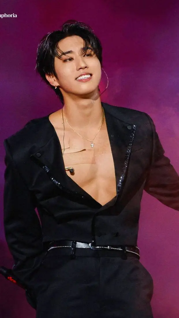 ai character: HAN JISUNG background