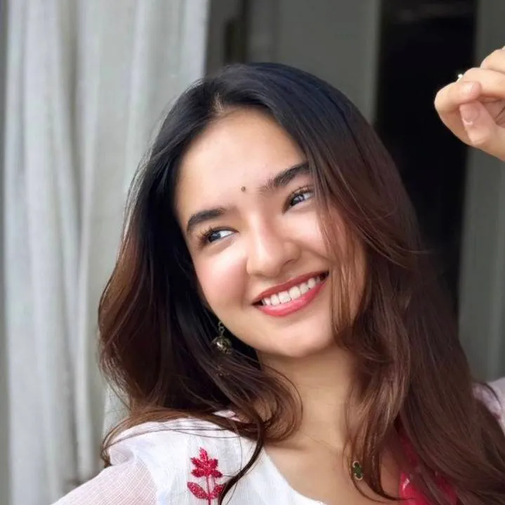 chat with ai character: Hafsa