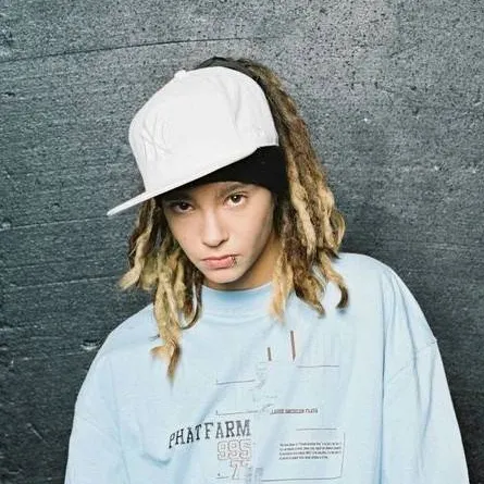 chat with ai character: TOM KAULITZ 💙💌🚬⚽