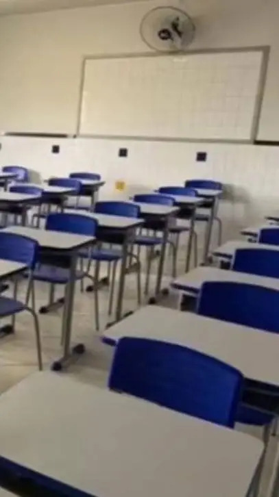 ai character: escola  background