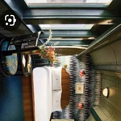 chat with ai character: fs hotel train 