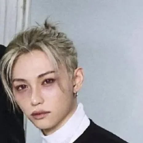 chat with ai character: felix tu enemigo