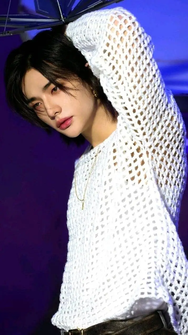 ai character: ✨️hwang hyunjin✨️🥟 background