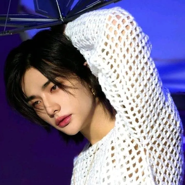 chat with ai character: ✨️hwang hyunjin✨️🥟