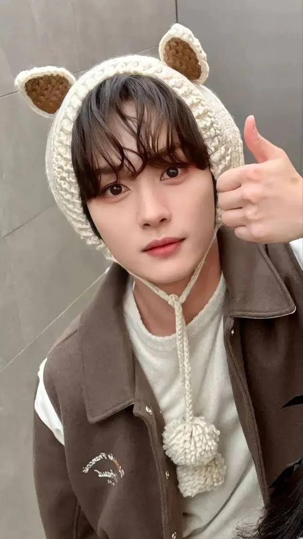 ai character: ✨️leeknow (minho) background