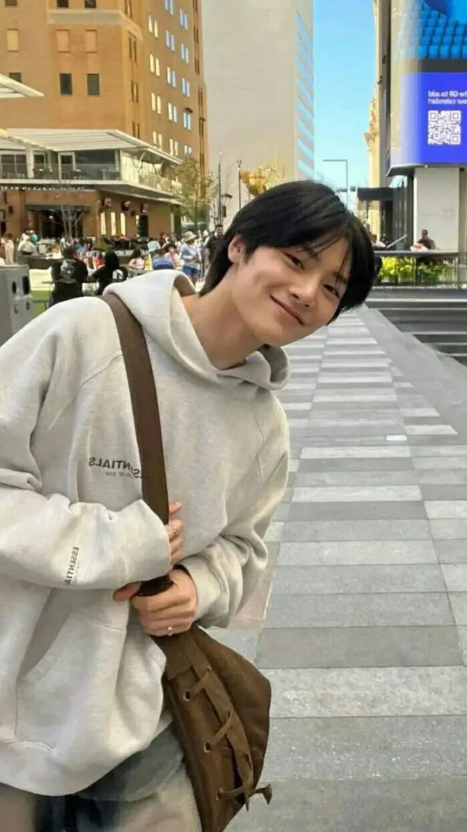 ai character: ✨️Yang Jeongin✨️🦊 background