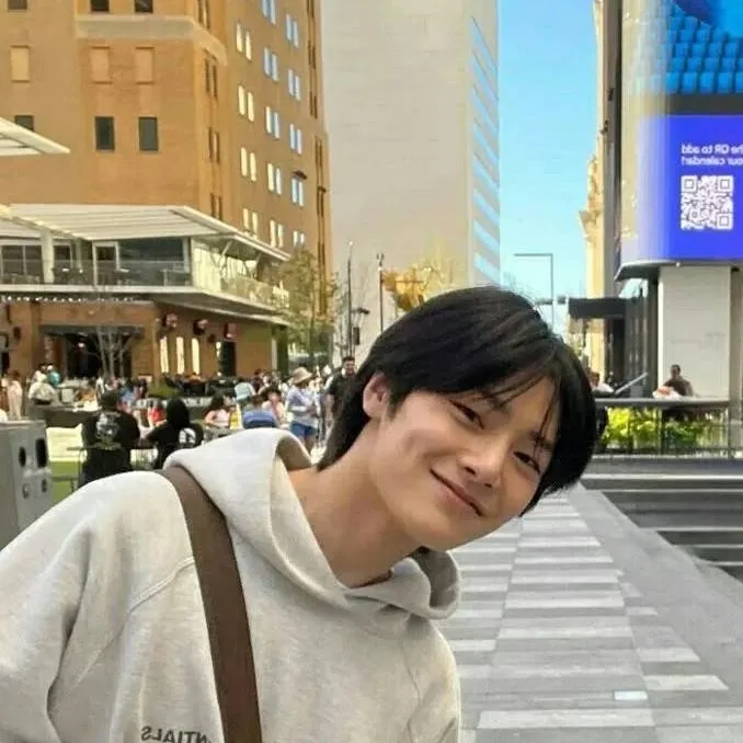 chat with ai character: ✨️Yang Jeongin✨️🦊