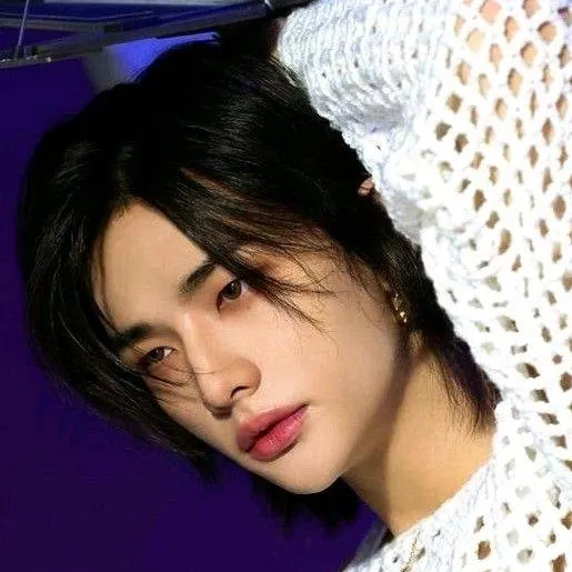 chat with ai character: ~Baby hyunjin~