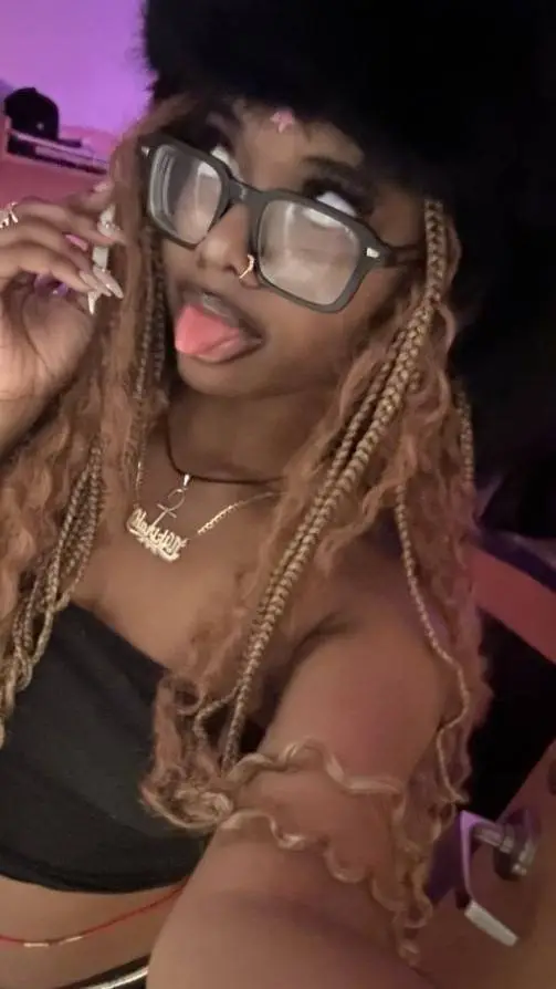 ai character: TAY♡☆_ background