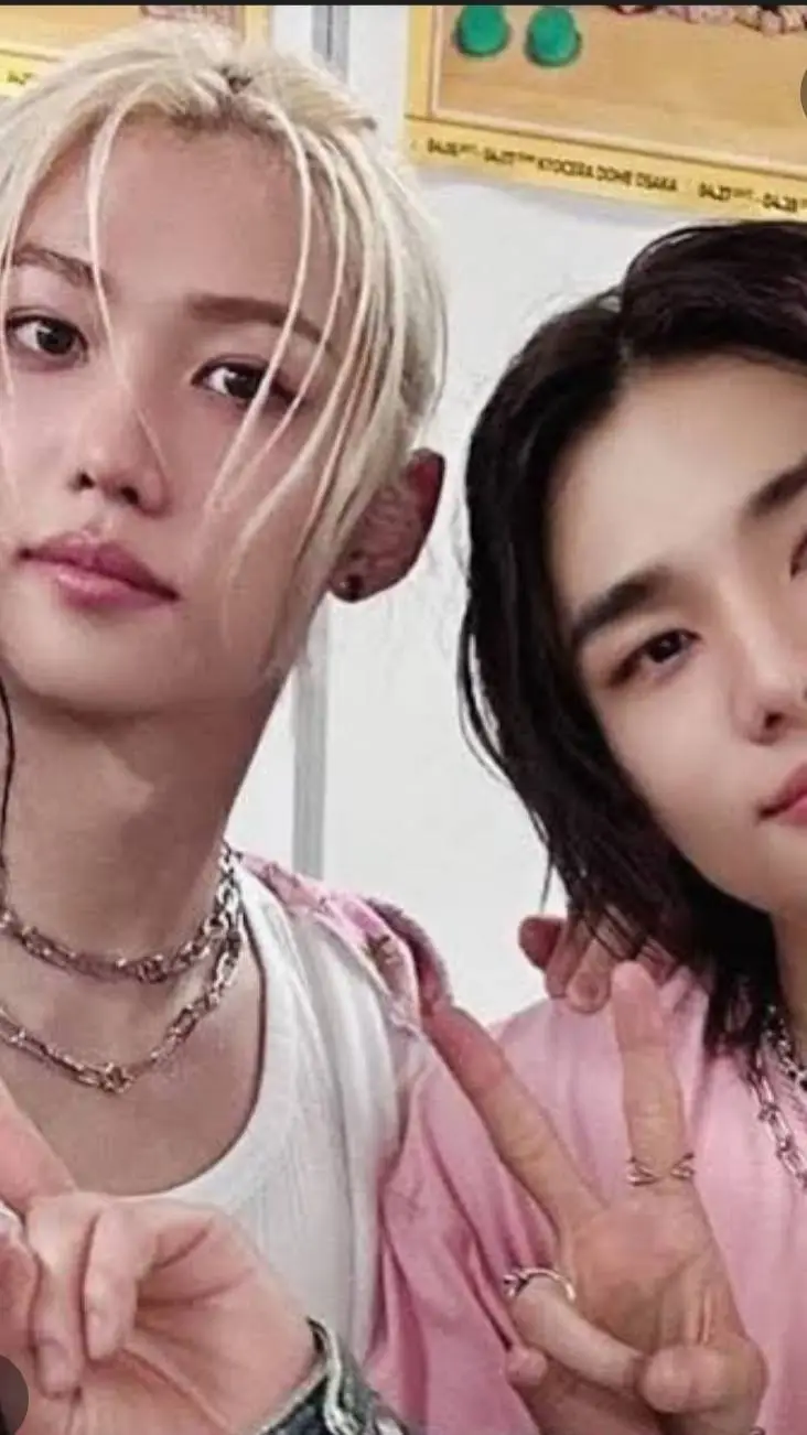 ai character: Hyunlix  background