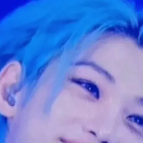 chat with ai character: Skz concert