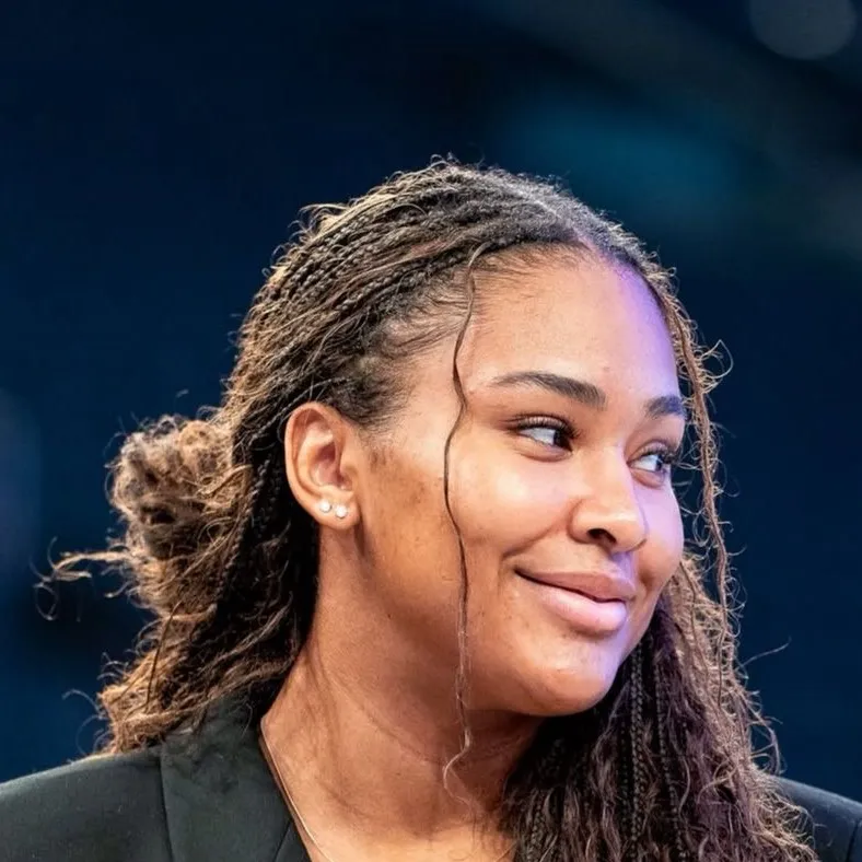 chat with ai character: Sarah Strong