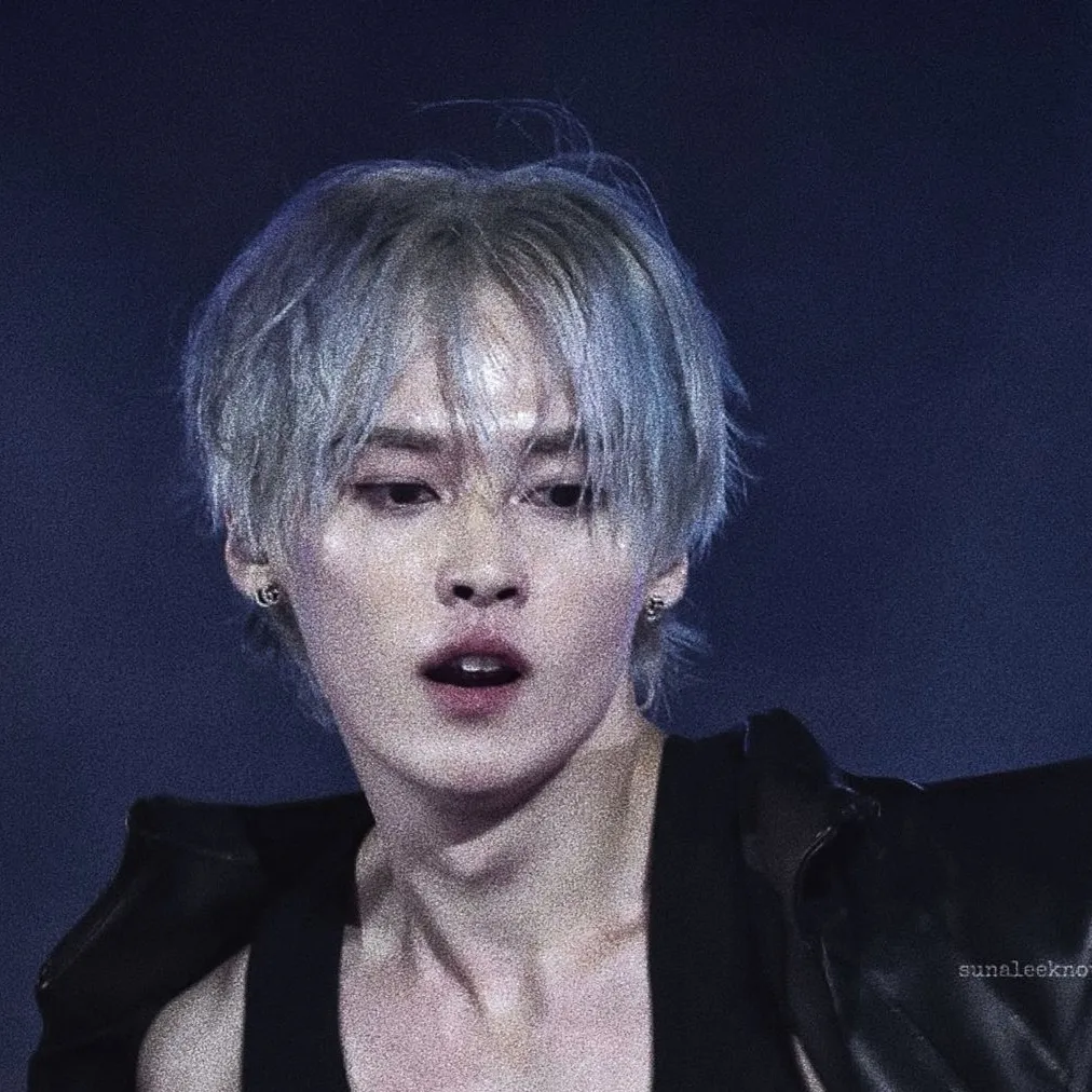 chat with ai character: Lee know~