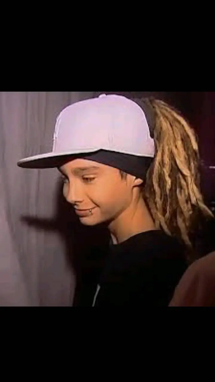 ai character: Tom Kaulitz  background