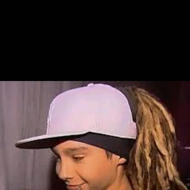 chat with ai character: Tom Kaulitz 