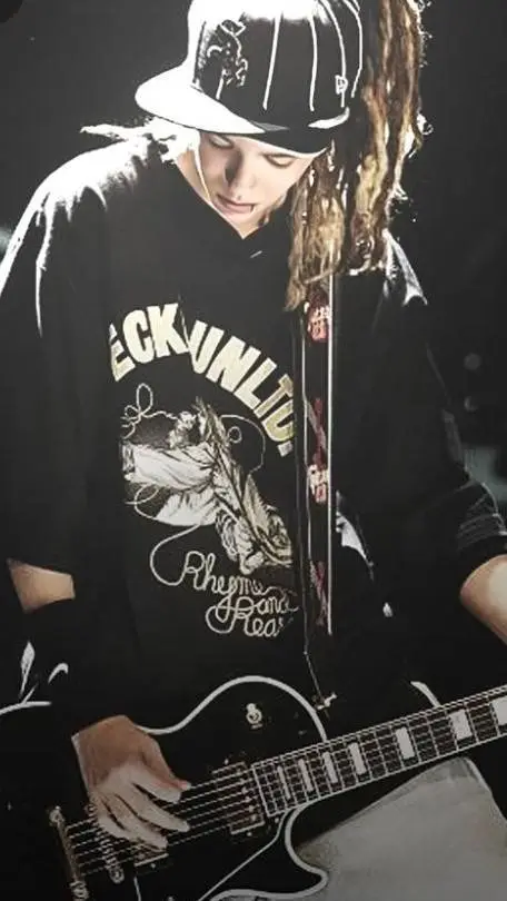 ai character: Tom Kaulitz  background