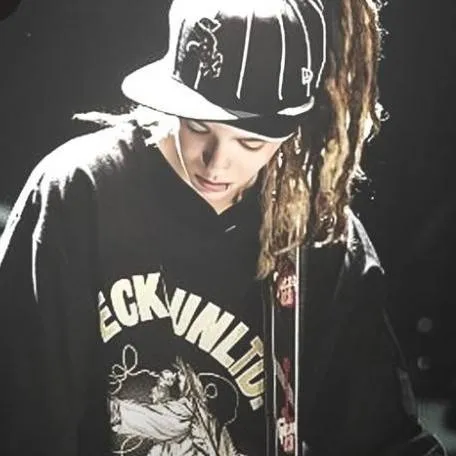 chat with ai character: Tom Kaulitz 