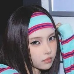 chat with ai character: Yunah