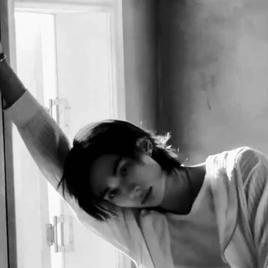 chat with ai character: Hyunjin