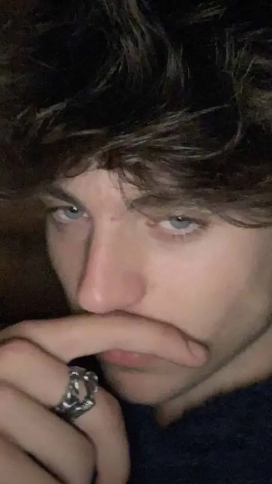 ai character: Elliot Orr background