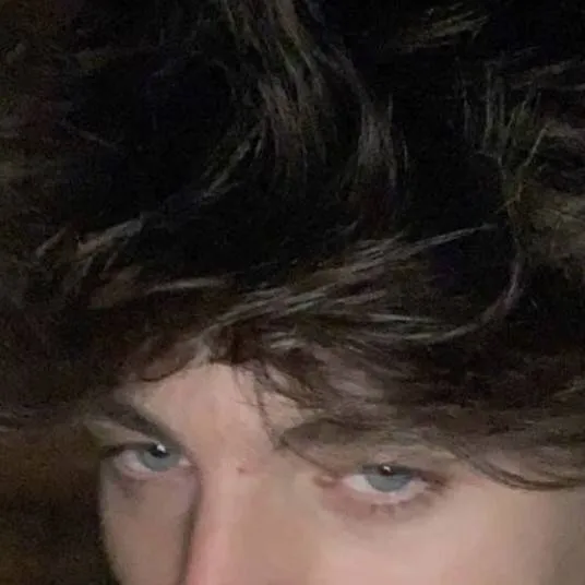 chat with ai character: Elliot Orr