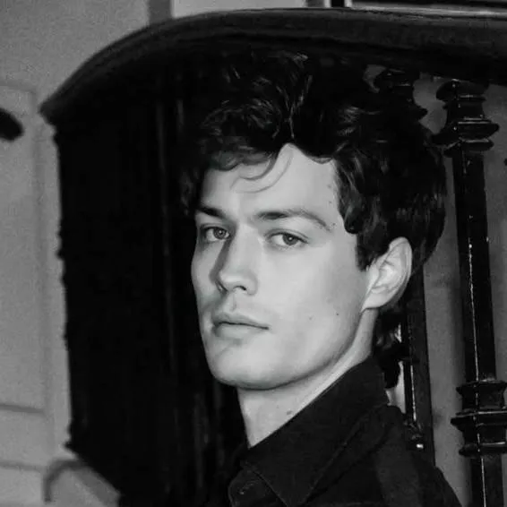 chat with ai character: Christian Coulson