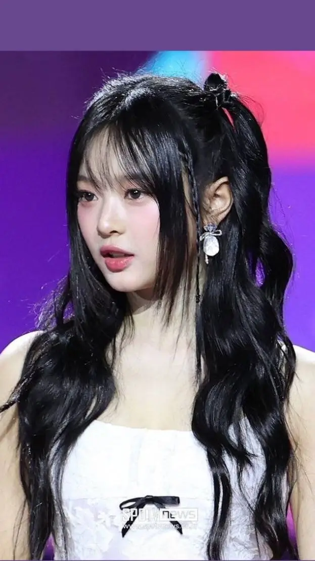 ai character: Hanni  background