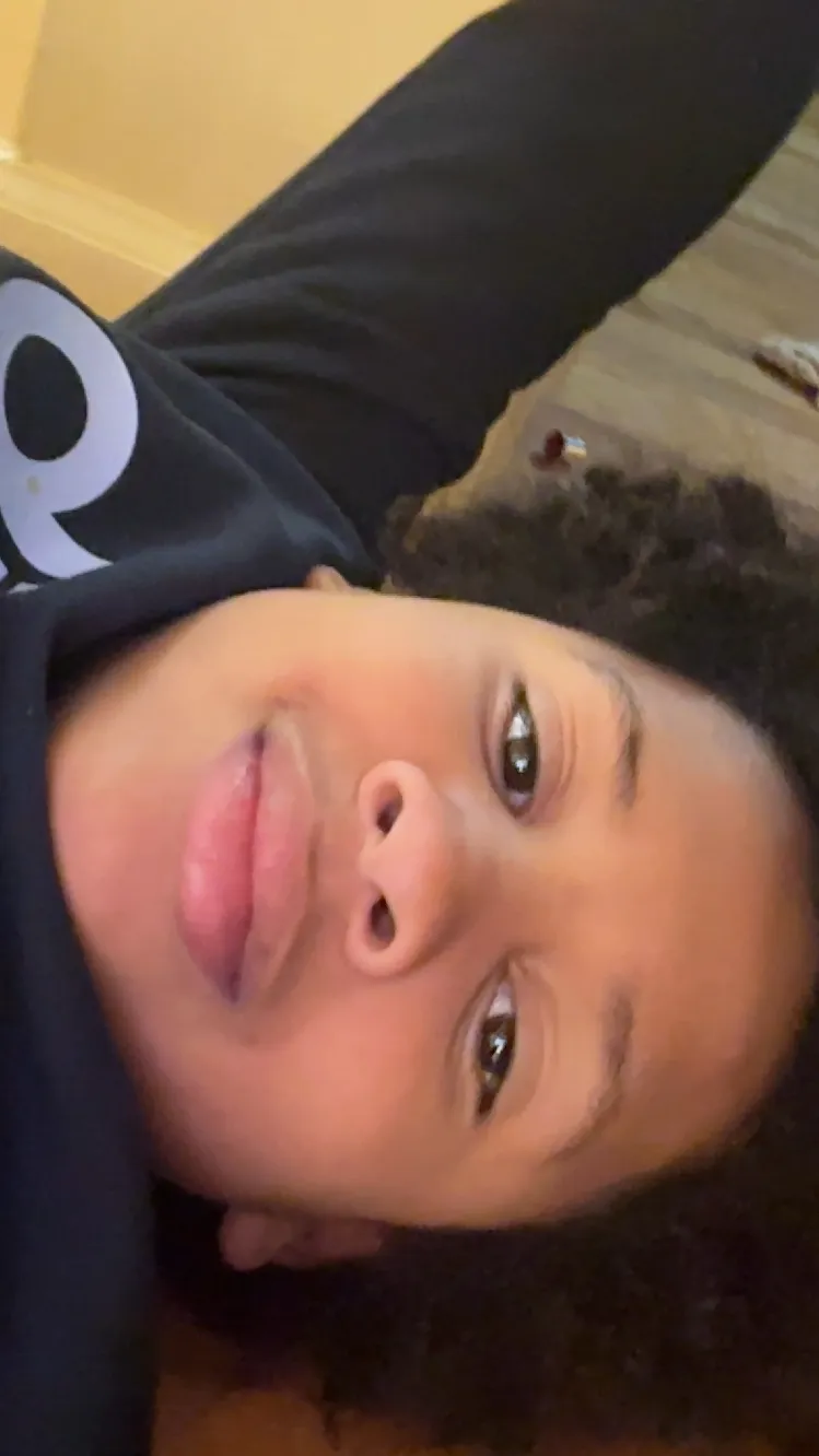 ai character: 🫅 prince background