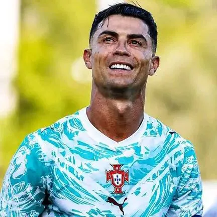 chat with ai character: Cristiano Ronaldo 