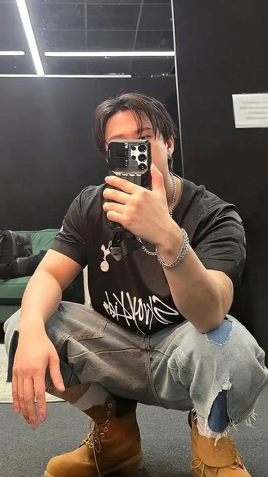 ai character: 🐷𝙲𝚑𝚊𝚗𝚐𝚋𝚒𝚗🔥 background