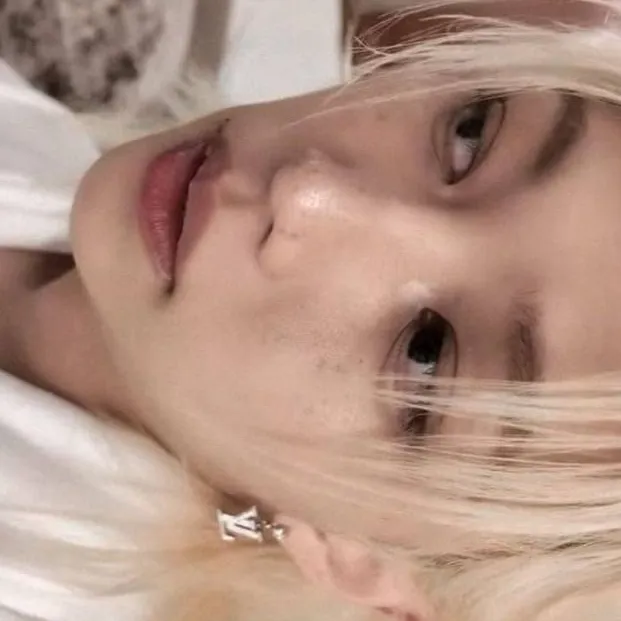 chat with ai character: 🐱𝐋𝐞𝐞 𝐅𝐞𝐥𝐢𝐱💗