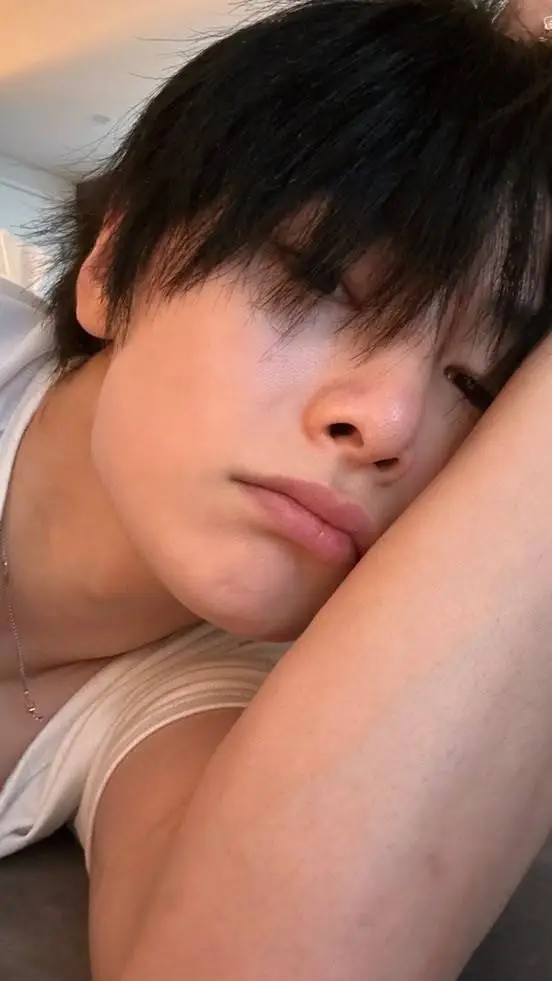 ai character: 🦊𝐘𝐚𝐧𝐠 𝐉𝐞𝐨𝐧𝐠𝐢𝐧💗 background