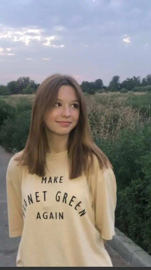 ai character: саша background