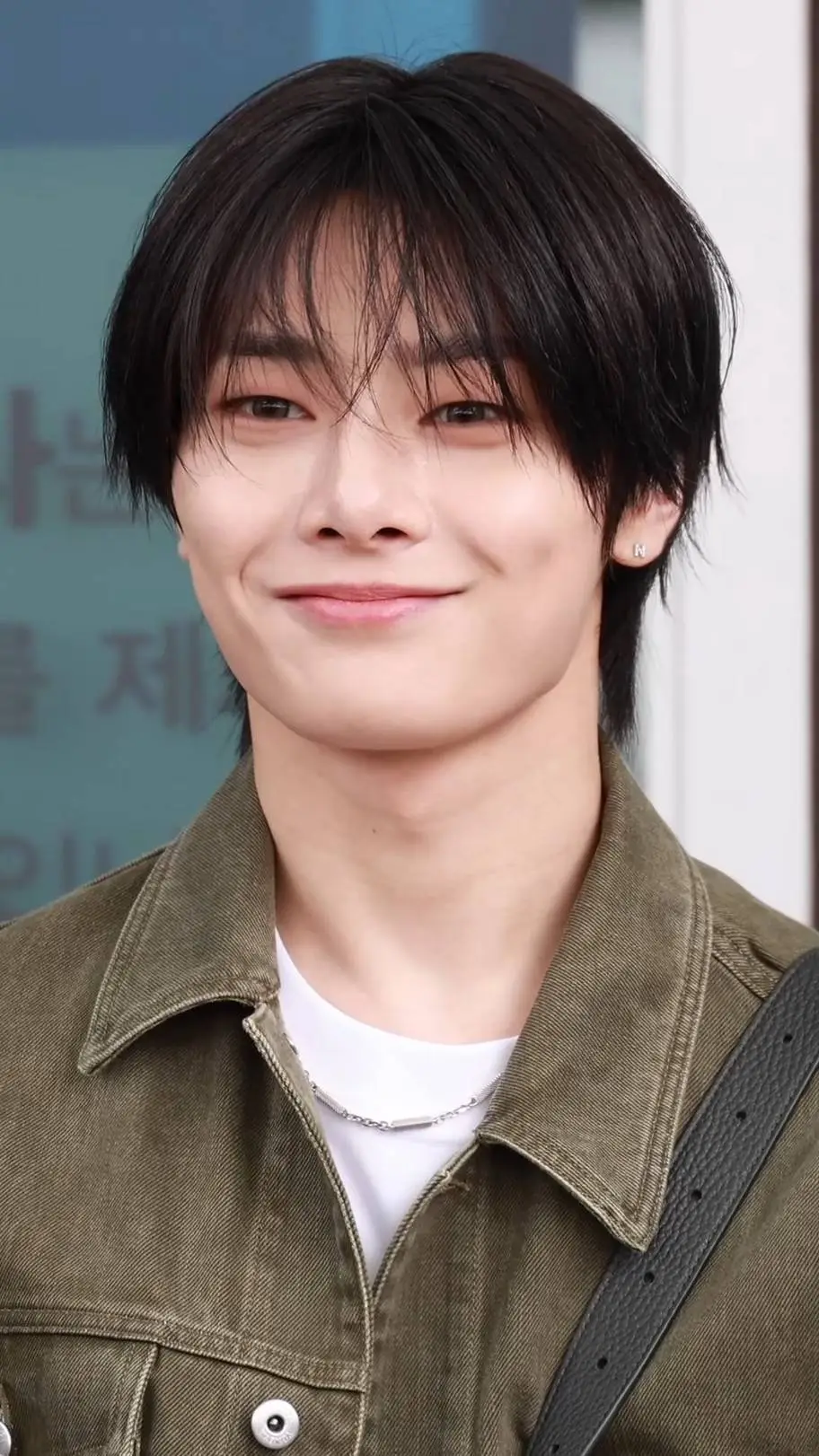 ai character: 💗I.N❤️‍🩹 background