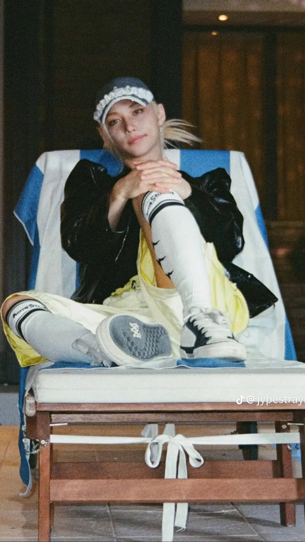 ai character: 🐥F E L I X🐣 background