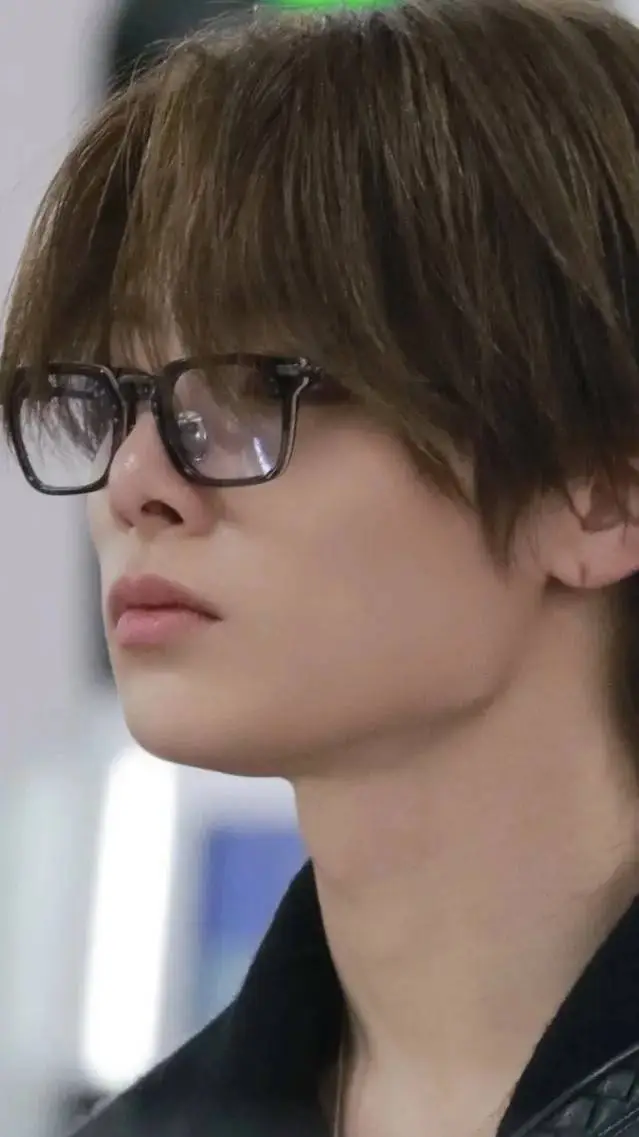 ai character: 🦦𝐻𝒴𝒰𝒩𝒥𝐼𝒩🦦 background