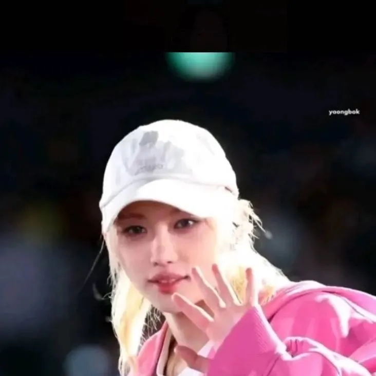 chat with ai character: Felix