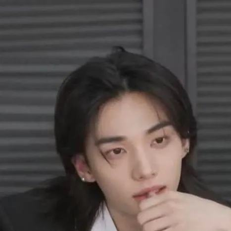 chat with ai character: Hwang Hyunjin